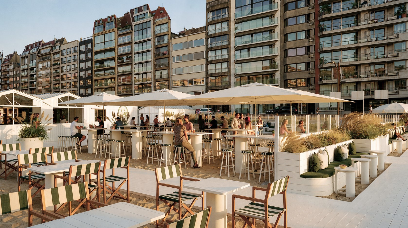 Lounge­zone met sage-streep parasols en tafels op de boardwalk.